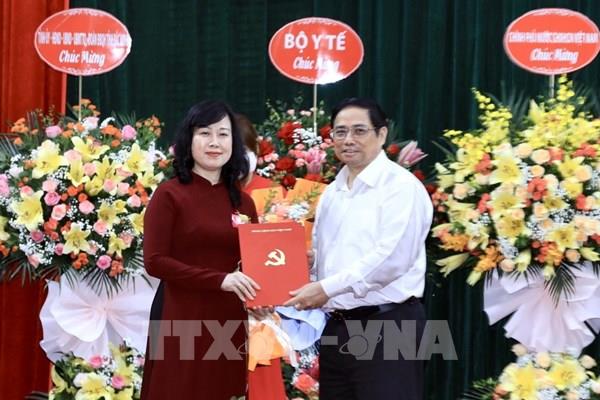 Thủ tướng trao Quyết định Quyền Bộ trưởng Bộ Y tế cho đồng chí Đào Hồng Lan