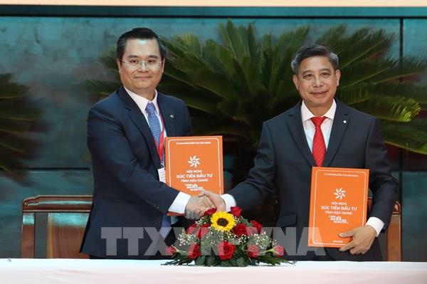 Hậu Giang trao chứng nhận đầu tư giá trị 19.000 tỷ đồng