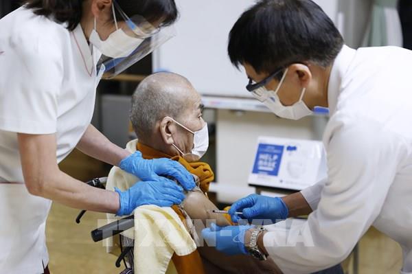 Nhật Bản xem xét tiêm vaccine ngừa COVID-19 mũi thứ 5