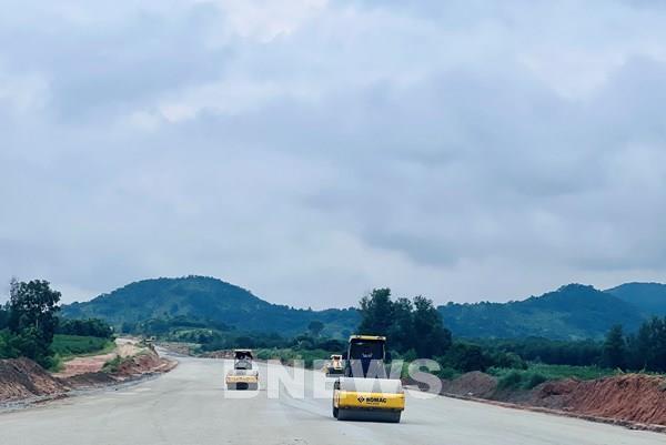 Khẩn trương hoàn thiện các thủ tục để sớm triển khai 3 dự án cao tốc