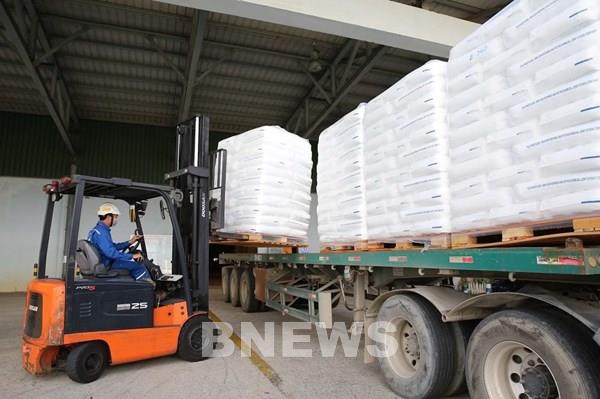 BSR xuất bán lần đầu 500 tấn sản phẩm hạt nhựa mới