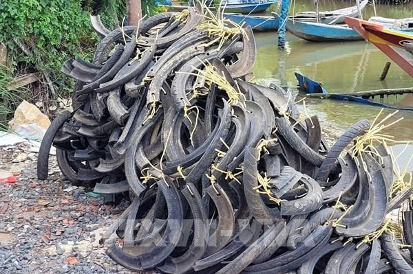 Tái diễn tình trạng nuôi hàu bằng giá thể lốp xe gây ô nhiễm môi trường