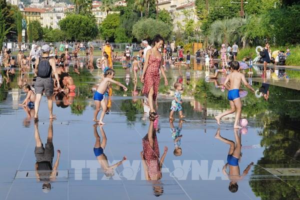Pháp phạt tiền các cửa hàng lãng phí điện chạy điều hòa không khí