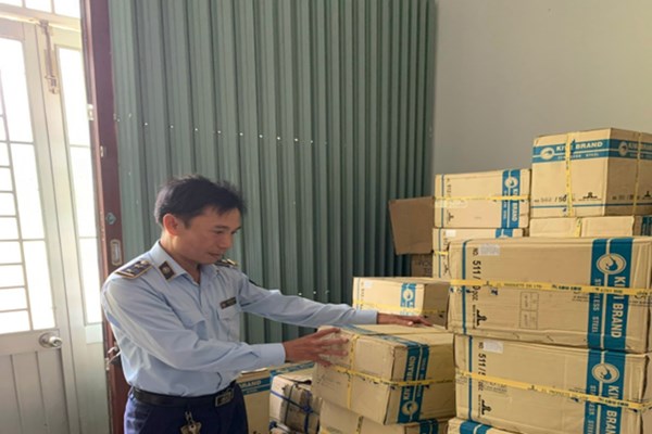 Tạm giữ gần 24.000 dao Thái Lan nhập lậu