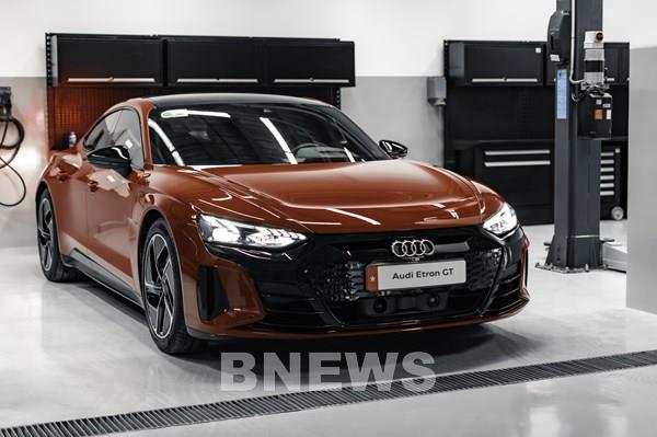 Siêu xe chạy điện hoàn toàn mới Audi e-tron GT quattro ra mắt thị trường Việt