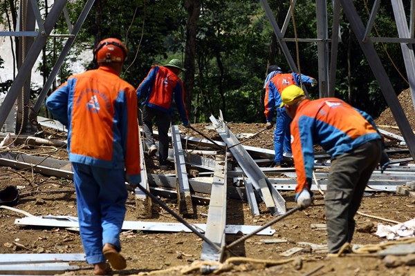 Vì sao các dự án điện trọng điểm chậm tiến độ?