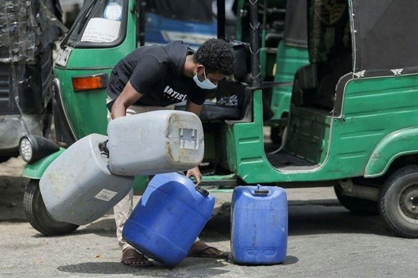 Sri Lanka giảm giá xăng và dầu diesel trong lúc khủng hoảng năng lượng