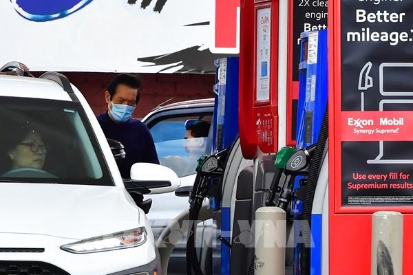 Giá xăng bán lẻ tại Mỹ chạm đáy