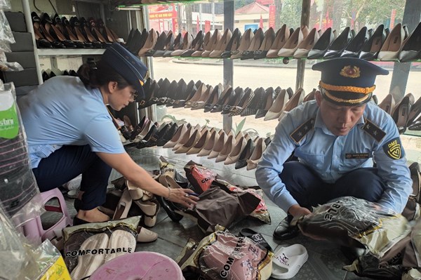 Phát hiện cơ sở kinh doanh giầy, dép giả mạo nhãn hiệu nổi tiếng