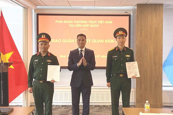 Hai sĩ quan quân đội Việt Nam phục vụ tại Liên hợp quốc được trao quân hàm 