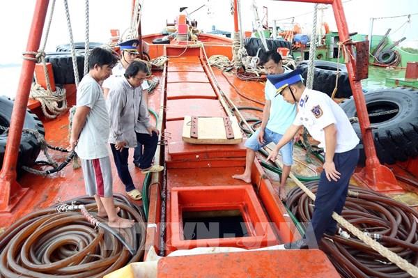 Cảnh sát biển 3 liên tục bắt giữ tàu chở dầu không rõ nguồn gốc