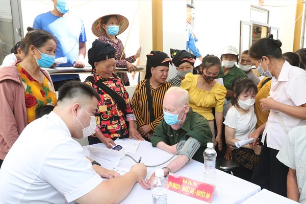 Hòa Phát tài trợ khám, tư vấn chữa bệnh miễn phí cho hàng trăm hộ nghèo tại Yên Bái