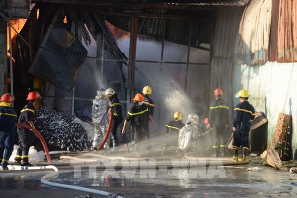 Đà Nẵng: Cháy lớn tại một kho hàng trên đường Hoàng Văn Thái