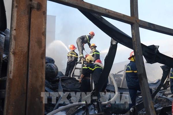 Đà Nẵng: Cơ bản khống chế đám cháy tại kho hàng đường Hoàng Văn Thái