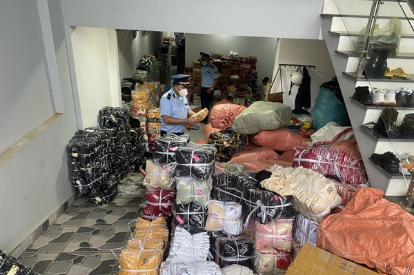 Phát hiện cơ sở kinh doanh livestream hơn 5.000 sản phẩm quần áo có dấu hiệu vi phạm 