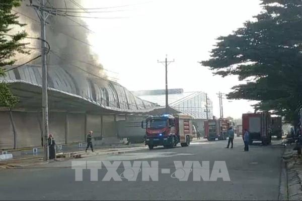 Kịp thời khống chế đám cháy lớn tại một nhà kho trong khu dân cư