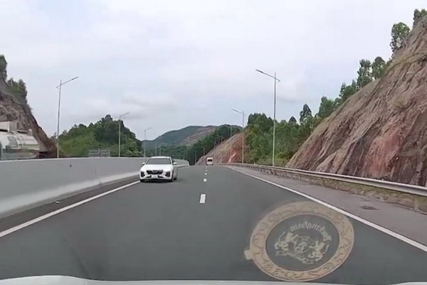Đi ngược chiều trên cao tốc, lái xe đối mặt với mức phạt 17 triệu đồng