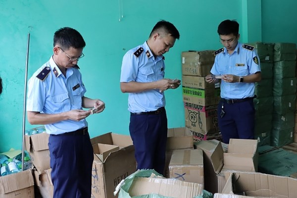 Phát hiện kho chứa hơn 20 tấn nước hoa, mỹ phẩm nghi giả nhãn hiệu nổi tiếng