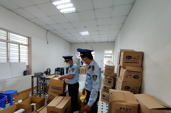  Tạm giữ hơn 20.000 sản phẩm khăn ướt có dấu hiệu giả mạo nhãn hiệu SNOW