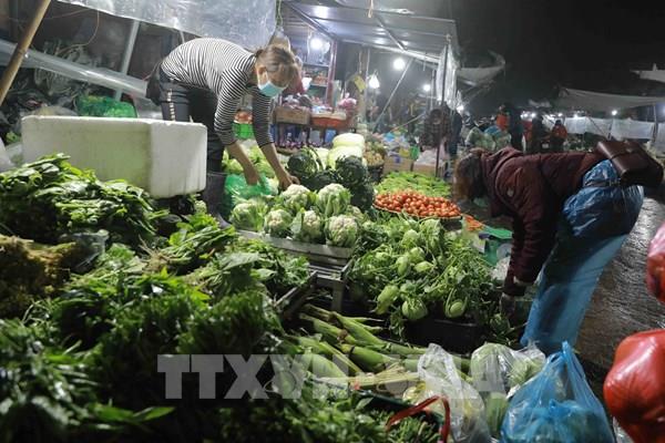 Giá xăng giảm sâu, giá hàng thiết yếu vẫn "giậm chân" tại chỗ