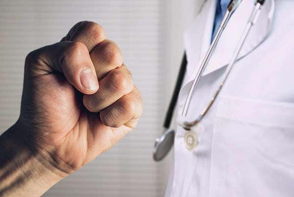 Điều tra làm rõ hành vi hành hung bác sĩ đang làm nhiệm vụ