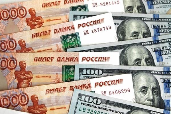 Phiên 1/8, đồng ruble giảm xuống mức thấp nhất của ba tuần