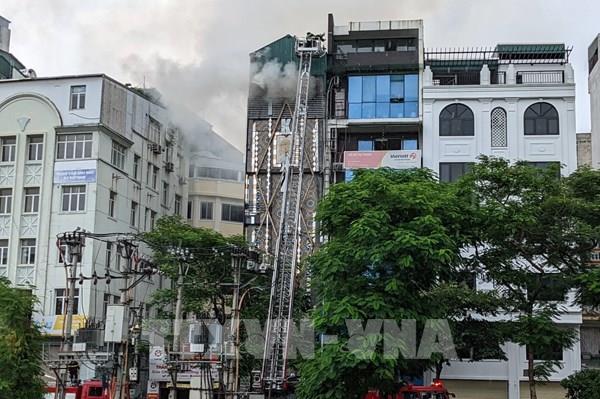 Đến 17 giờ chiều 1/8, khói vẫn bốc lên ở hiện trường vụ cháy tại phường Quan Hoa