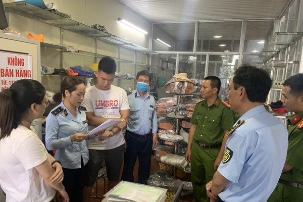 Phát hiện kho chứa gần 8.000 đôi dép không có hóa đơn chứng từ