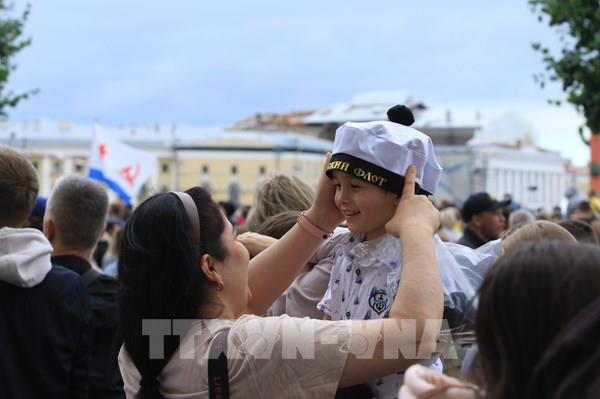 Người dân Nga chào mừng ngày Hải quân tại Saint Petersburg