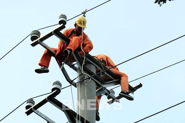 Thợ điện Thủ đô chạy đua với nắng nóng đảm bảo ổn định nguồn điện