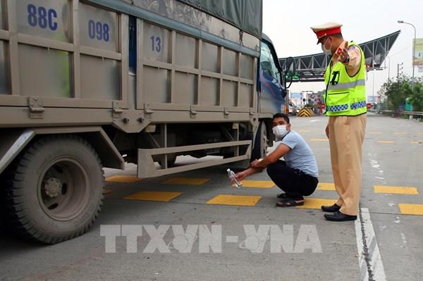 Hà Nội: Xử lý xe quá tải đừng để "bắt cóc bỏ đĩa"