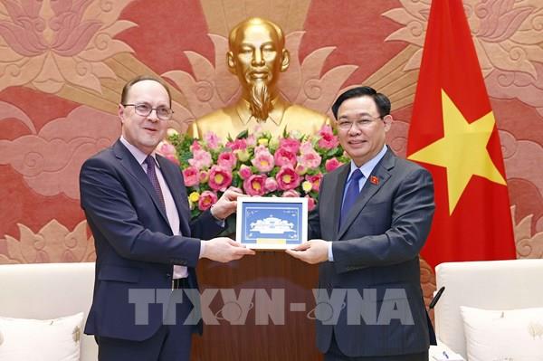 Chủ tịch Quốc hội Vương Đình Huệ tiếp Đại sứ Cuba và Đại sứ Nga đến chào xã giao