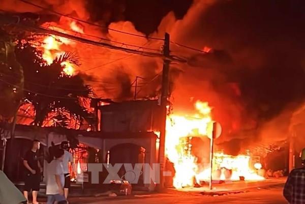 Bình Dương: Dập tắt đám cháy ki-ốt giày dép, quần áo trong đêm