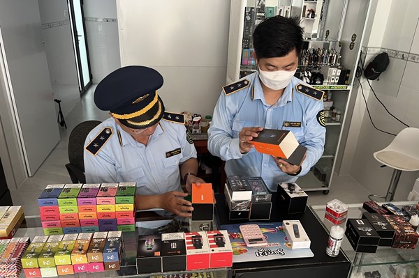 Phát hiện cơ sở kinh doanh máy hút thuốc lá điện tử nhập lậu  