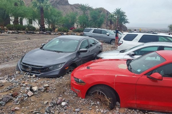 1.000 người mắc kẹt ở Công viên quốc gia Death Valley do lũ quét