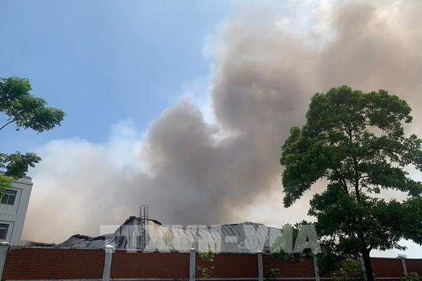 Hà Nội: Huy động lực lượng khống chế cháy lớn tại Khu Công nghiệp Quang Minh