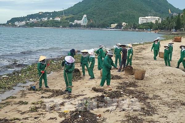 Bà Rịa-Vũng Tàu thu gom hàng trăm tấn rác tràn vào bãi biển Vũng Tàu