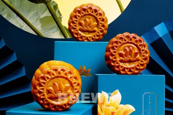 Hành khách Vietnam Airlines nhận quà Trung thu sớm