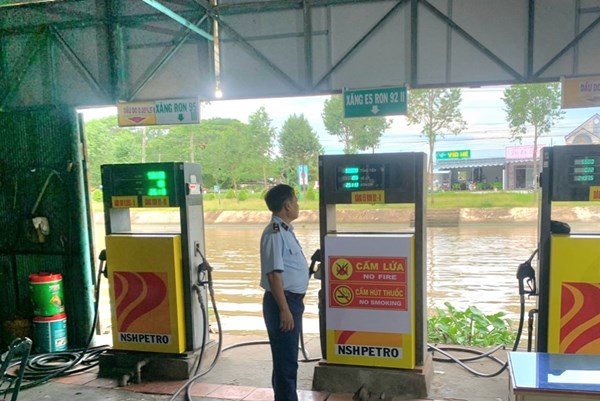 Xử lý hai đại lý kinh doanh xăng dầu chưa điều chỉnh giá theo quy định