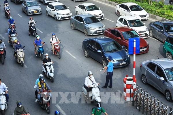 Hà Nội dỡ dải phân cách trên đường Nguyễn Trãi 