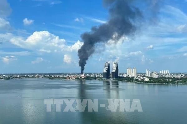 Hà Nội: Cháy kho chứa mút xốp tại quận Tây Hồ