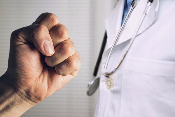Liên tiếp xảy ra các vụ hành hung nhân viên y tế, Bộ Y tế gửi văn bản tới Bộ Công an