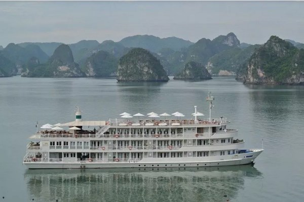 Quảng Ninh: Xử phạt 2 du thuyền ghép vào nhau để tổ chức Tiệc chia tay trên vịnh Hạ Long