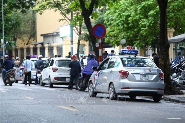 Hà Nội thúc taxi, xe khách giảm cước