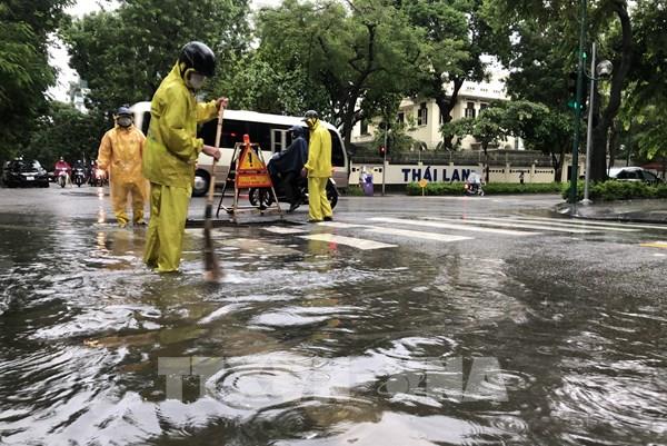 Mưa lớn ngập nặng nhiều tuyến phố tại Hà Nội