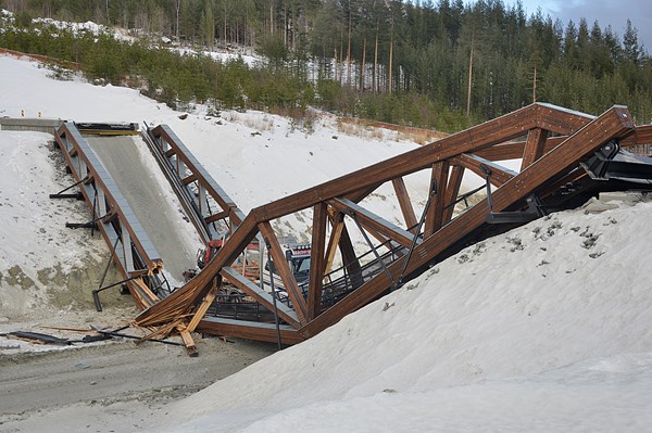 Sập cầu tại Na Uy khiến hai ô tô rơi xuống sông