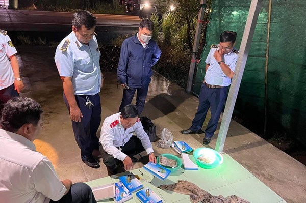 Ngăn chặn 3,5 tấn tôm sú ướp lạnh có chứa tạp chất