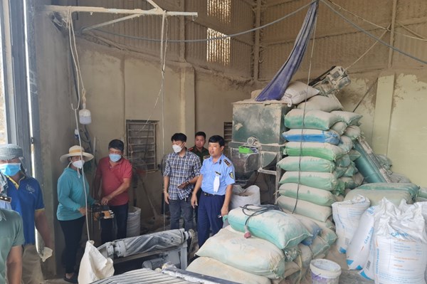 Phát hiện hàng chục tấn cám mỳ trộn bột đá