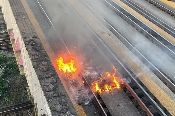 Anh: Hỏa hoạn tại tuyến đường sắt ở trung tâm London gây gián đoạn dịch vụ