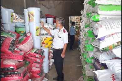 Phạt hai hộ kinh doanh phân bón tại Tiền Giang